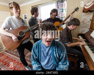 USO EDITORIALE SOLO i tratti eseguono la propria versione di copertina del singolo di debutto dei Beatles 'Love Me Do' al 20 Forthlin Road, casa d'infanzia di Paul McCartney a Liverpool, a 60 anni dalla sua prima uscita. Data foto: Martedì 4 ottobre 2022. Foto Stock