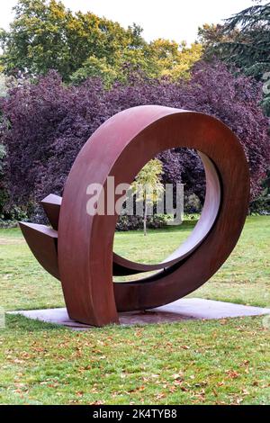 Beverly Pepper 'Curvae in Curvae' nella mostra Frieze Sculpture nell'inglese Garden Regents Park Londra UK Foto Stock