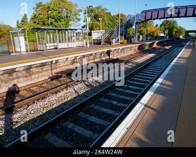 Radley ha la fortuna di essere un piccolo villaggio con una stazione ferroviaria principale che la collega a Londra, Oxford e alle Midlands. Qui vediamo la mia ombra come io Foto Stock