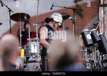 Strausberg, Germania. 03rd Ott 2022. Strausberg: La foto mostra il batterista Sven Hertrampf (figlio del chitarrista Puhdys Dieter Hertrampf) della band Stamping Feet sul palco della piazza del mercato durante il festival della città vecchia di Strausberg. (Foto di Simone Kuhlmey/Pacific Press) Credit: Pacific Press Media Production Corp./Alamy Live News Foto Stock