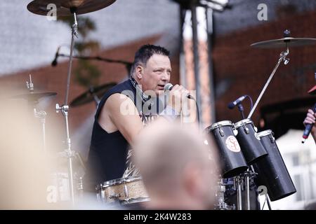 Strausberg, Germania. 03rd Ott 2022. Strausberg: La foto mostra il batterista Sven Hertrampf (figlio del chitarrista Puhdys Dieter Hertrampf) della band Stamping Feet sul palco della piazza del mercato durante il festival della città vecchia di Strausberg. (Foto di Simone Kuhlmey/Pacific Press) Credit: Pacific Press Media Production Corp./Alamy Live News Foto Stock