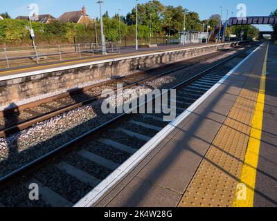 Radley ha la fortuna di essere un piccolo villaggio con una stazione ferroviaria principale che la collega a Londra, Oxford e alle Midlands. Qui vediamo la mia ombra come io Foto Stock