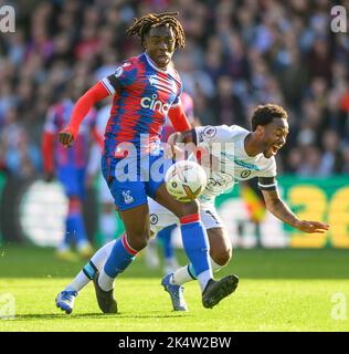 01 Ott 2022 - Crystal Palace / Chelsea - Premier League - Selhurst Park Eze e Raheem Sterling del Crystal Palace durante la partita della Premier League al Selhurst Park. Foto : Mark Pain / Alamy Live News Foto Stock