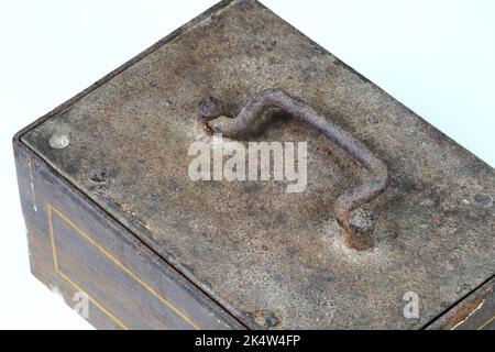 Vintage piccola scatola di denaro in metallo o cassa in acciaio isolato su sfondo bianco. Foto Stock