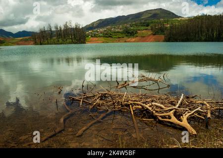 Montagne torreggianti, fiume con piccola isola visibile, cielo blu e bianco, riflesso visibile in acqua, il dono della natura di verde ovunque è la strada Foto Stock