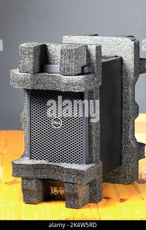 Nuova workstation desktop Dell Precision 3650 con schiuma di polietilene nel processo di spedizione. Foto Stock