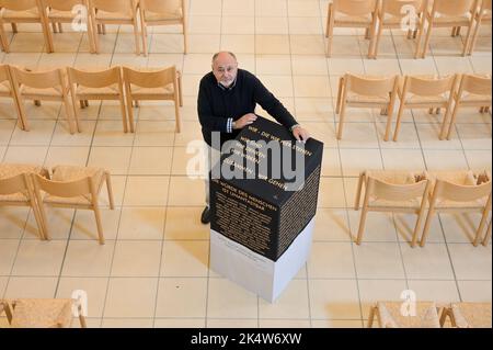 04 ottobre 2022, Sassonia-Anhalt, Zerbst: L'artista Hans-Joachim Prager si trova accanto al modello del suo memoriale. A Zerbst, la stele contro-memoriale 'riflessioni' sul rilievo ipovituperativo del 'Judensau' è stato presentato sul lato nord della chiesa di San Nicolai di Zerbst. Il contro-memoriale è da erigere nelle immediate vicinanze della scultura anti-ebraica, il 'Judensau', che è stato su una colonna delle attuali rovine della chiesa di San Nicolai dall'anno 1450, secondo un portavoce della Chiesa Regionale evangelica di Anhalt. Foto: Heiko Rebsch/dpa Foto Stock