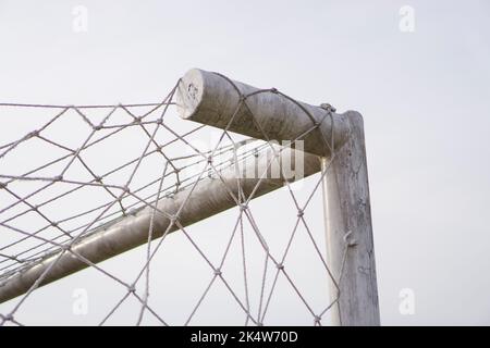 angolo destro della rete di obiettivo di calcio con uno sfondo bianco cielo. Foto Stock