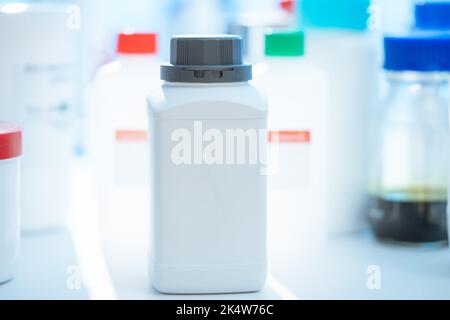 Contenitore in plastica per la conservazione di prodotti chimici e additivi alimentari Foto Stock