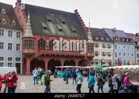 Kaufhaus storica nella piazza della cattedrale, Friburgo in Breisgau, Baden-Wuerttemberg, Germania. Historisches Kaufhaus am suedlichen Muensterplatz, Friburgo Foto Stock