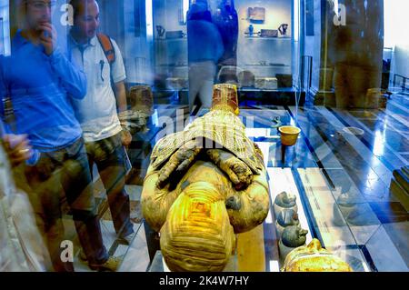 PARIGI, Francia - turisti al Museo del Louvre, Dipartimento Egizio Collezione, guardando un'antica mamma. In mostra, nel caso, ramses II parigi, antica civiltà artistica Foto Stock