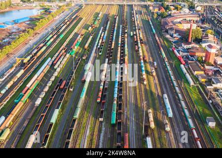 Treni dall'alto. Vista dall'alto della ferrovia contenitori cilindrici di trasporto del carro ferroviario. Rappresentazione a strisce dell'industria dei trasporti creativi. Railr Foto Stock