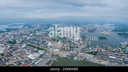 Helsinki Centro città, Finlandia. Piazza della Cattedrale, Piazza del mercato, Sky Wheel, Porto, Porto sullo sfondo. Foto Stock