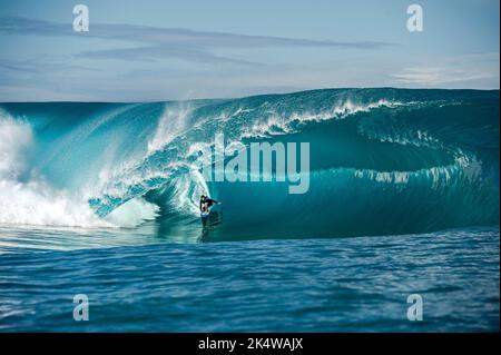 SURFING surfista americano/hawaiano Bruce Iron (fratello della leggenda surfista Andy Iron) Tow-in surf a Teahupoo, durante un grande rigonfiamento il 11 settembre 2014 a Teahupoo a Tahiti, Polinesia francese - Foto Julien Girardot / DPPI Foto Stock