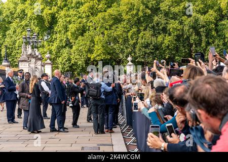 Il giorno dopo che la Regina Elisabetta II è passata via suo Figlio Re Carlo III arriva a Buckingham Palace per salutare la folla, Londra, Regno Unito. Foto Stock