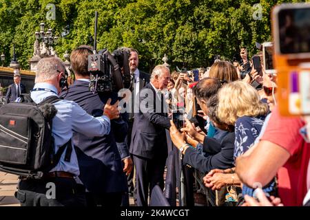 Il giorno dopo che la Regina Elisabetta II è passata via suo Figlio Re Carlo III arriva a Buckingham Palace per salutare la folla, Londra, Regno Unito. Foto Stock