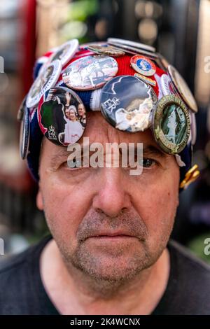 Il Royal Superfan John Loughrey propone una foto fuori da Buckingham Palace dopo che la regina Elisabetta II è passata via, Jermyn Street, Londra, Regno Unito. Foto Stock