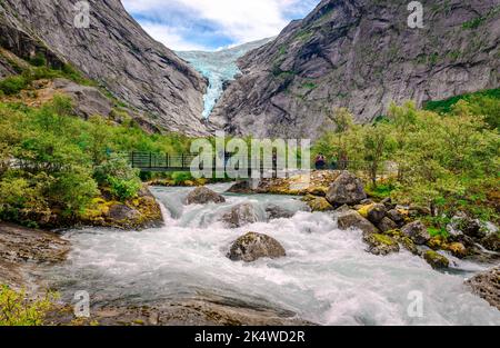 Valle di Briksdal con Briksdalselva (il fiume) e Briksdalsbreen (il ghiacciaio) sullo sfondo. Jostedal Glacier National Park in Norvegia. Foto Stock