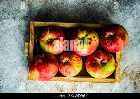 Vista dall'alto di una cassa di legno riempita con mele rosse Foto Stock