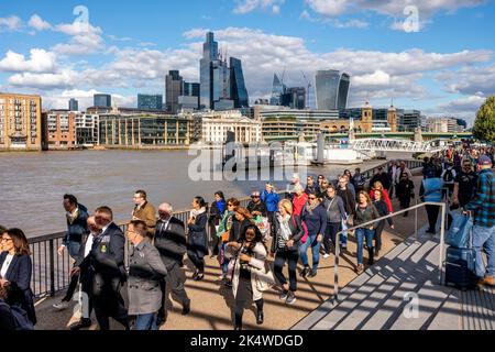 Gente britannica e gente da intorno alla coda di mondo lungo la Southbank per vedere la regina sdraiata-in-Stato alla sala di Westminster, Londra, Regno Unito. Foto Stock