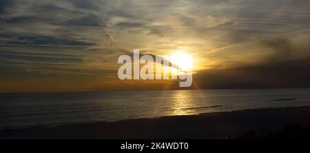 Tramonto sull'orizzonte del Golfo del Messico nel panhandle della Florida, Foto Stock