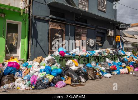 accumulo di sacchi di rifiuti durante una disputa industriale di raccoglitori di bidoni sull'isola greca di zante. pile di rifiuti, sacchi di bidoni impilati su zante. Foto Stock