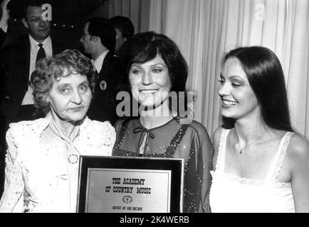 **FOTO DEL FILE** Loretta Lynn è scomparsa. Loretta Lynn e Crystal Gayle Credit: Ralph Dominguez/MediaPunch Foto Stock