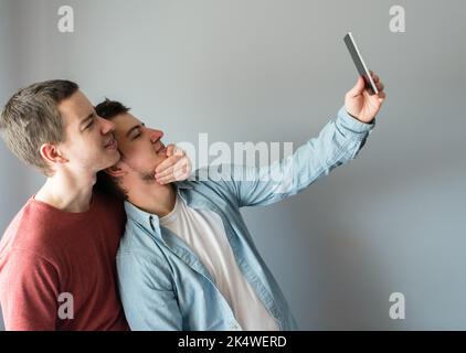 Due uomini che si suicidano di prendere un selfie insieme Foto Stock