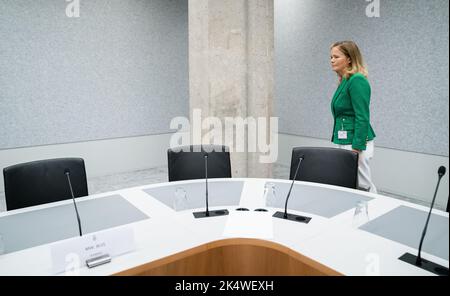 2022-10-04 16:32:00:19 L'AIA - Schiphol COO Anne Buis, durante una discussione alla Camera dei rappresentanti sui problemi in corso all'aeroporto di Schiphol. Schiphol ha una carenza di personale in termini di sicurezza e pertanto sta costantemente riducendo il numero di passeggeri in partenza. ANP BART MAAT netherlands OUT - belgio OUT Foto Stock