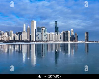 Chicago City Skyline e Frozen Lake Michigan in inverno, Illinois, USA Foto Stock