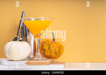 Halloween, il giorno del Ringraziamento o cocktail autunnale cocktail pumpkintini. martini di zucca dolce, bevanda stagionale festiva con cannella e spezie torta di zucca Foto Stock