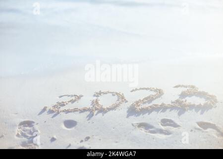 2023 iscrizione di nuovo anno sulla sabbia in spiaggia. Foto Stock