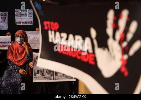 Nuova Delhi, Nuova Delhi, India. 4th Ott 2022. I rifugiati afghani detengono cartelli in solitudine con le vittime dell'esplosione suicida di Kabul e condannano il genocidio contro Hazaras. Gli Hazaras sono uno dei più grandi gruppi etnici in Afghanistan e sono anche un gruppo minoritario significativo nel vicino Pakistan. Secondo le Nazioni Unite (ONU) 46 ragazze e donne sono state tra le 53 uccise nell'attentato suicida ad aula di Kabul, 110 persone sono state ferite nell'esplosione. (Credit Image: © Bibek Chettri/Pacific Press via ZUMA Press Wire) Foto Stock