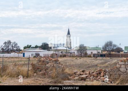 HANNOVER, SUD AFRICA - 2 SETTEMBRE 2022: Una scena di strada, con edifici, a Hannover, nel Capo Nord Karoo. La storica chiesa riformata olandese è visi Foto Stock