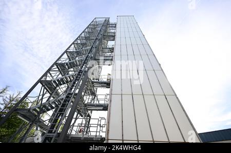 Stoccarda, Germania. 04th Ott 2022. In un edificio di ricerca dell'Università di Stoccarda, la ricerca deve essere condotta su elementi di facciata che possono assorbire l'acqua piovana e utilizzare questa acqua per il raffreddamento quando è calda. Gli elementi della facciata tessile attaccati all'alto edificio assorbono l'acqua quando piove e la rilasciano di nuovo nelle giornate calde per il raffreddamento evaporativo. Ciò è inteso a ridurre i rischi di allagamento e calore con un uso minimo dei materiali. Credit: Bernd Weißbrod/dpa/Alamy Live News Foto Stock