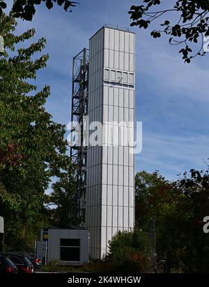 Stoccarda, Germania. 04th Ott 2022. In un edificio di ricerca dell'Università di Stoccarda, la ricerca deve essere condotta su elementi di facciata che possono assorbire l'acqua piovana e utilizzare questa acqua per il raffreddamento quando è calda. Gli elementi della facciata tessile attaccati all'alto edificio assorbono l'acqua quando piove e la rilasciano di nuovo nelle giornate calde per il raffreddamento evaporativo. Ciò è inteso a ridurre i rischi di allagamento e calore con un uso minimo dei materiali. Credit: Bernd Weißbrod/dpa/Alamy Live News Foto Stock