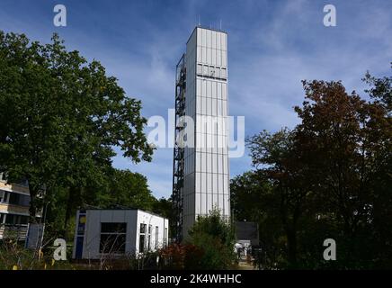 Stoccarda, Germania. 04th Ott 2022. In un edificio di ricerca dell'Università di Stoccarda, la ricerca deve essere condotta su elementi di facciata che possono assorbire l'acqua piovana e utilizzare questa acqua per il raffreddamento quando è calda. Gli elementi della facciata tessile attaccati all'alto edificio assorbono l'acqua quando piove e la rilasciano di nuovo nelle giornate calde per il raffreddamento evaporativo. Ciò è inteso a ridurre i rischi di allagamento e calore con un uso minimo dei materiali. Credit: Bernd Weißbrod/dpa/Alamy Live News Foto Stock