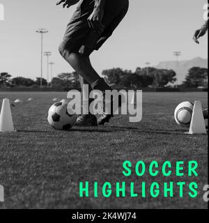 Composizione di calcio evidenzia testo su calciatore bianco e nero con palla Foto Stock