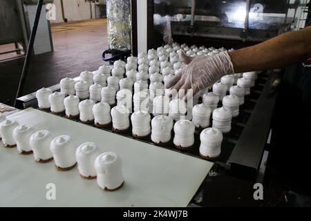 Deir al-Balah, striscia di Gaza, Palestina. 3rd Ott 2022. Gaza, Palestina. 03 ottobre 2022. Una fabbrica di dolci nella città di Deir al-Balah, nella striscia centrale di Gaza. La fabbrica al-Arees, che produce vari dolci e biscotti, è stata influenzata negativamente dal blocco a Gaza, nonché dalla riduzione dei poteri d'acquisto dei palestinesi nell'impoverita enclave costiera (Credit Image: © Ahmad Hasaballah/IMAGESLIVE via ZUMA Press Wire) Foto Stock