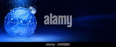 Banner di Natale o biglietto d'auguri design. Palle di albero di Natale su sfondo di neve blu. Ampio banner natalizio mockup, header, volantino Foto Stock
