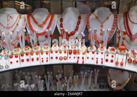 Gioielli di corallo in Croazia. Vetrina del negozio di gioielli a Dubrovnik, Croazia. Corallo Adriatico. Foto Stock