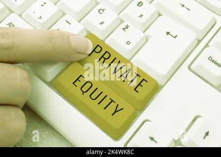 Didascalia concettuale Private Equity. Parola scritta su partnership limitate composte da fondi non quotati in borsa Foto Stock