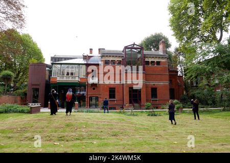 Il set di artisti di Kensington più distinto è stato Frederic Leighton . Lord Leighton visse a 12 Holland Park Road . A seguito di un rinnovo del £8000000, e' stato restaurato. Leighton era famosa per i suoi dipinti molto amati. Si muoveva nei circoli più elevati . Il Leighton House Museum, con i suoi squisiti interni, riaprirà al pubblico il 15 ottobre dopo una trasformazione di 8million sterline ...il famigerato artista britannico era ex presidente della Royal Academy . Foto Stock