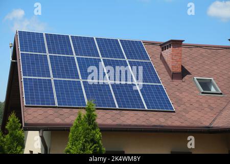 Pannelli solari su tetto generico casa. Produzione di energia fotovoltaica nei pressi di Bielsko-Biala, Polonia. Foto Stock