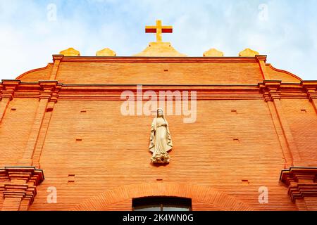 Facciata della chiesa cattolica con vista sulla scultura di Maria, Cartagena, Spagna Foto Stock