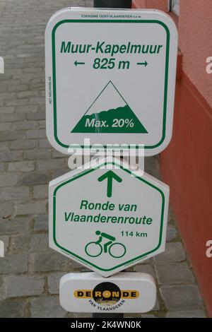 I cartelli segnalano la salita Muur-Kapelmuur e la pista ciclabile Ronde van Vlaanderen a Geraardsbergen, Belgio, ripida, iconica e lunga 114 km. Foto Stock
