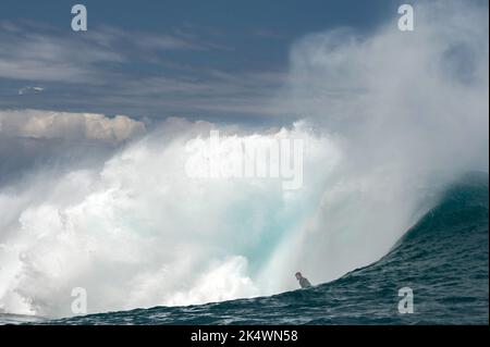 SURF surfista americano/hawaiano Bruce Iron (fratello della leggenda surfista Andy Iron) Tow-in surf a Teahupoo, durante un grande rigonfiamento il 11 settembre 2014 a Teahupoo a Tahiti, Polinesia francese - Foto: Julien Girardot/DPPI/LiveMedia Foto Stock