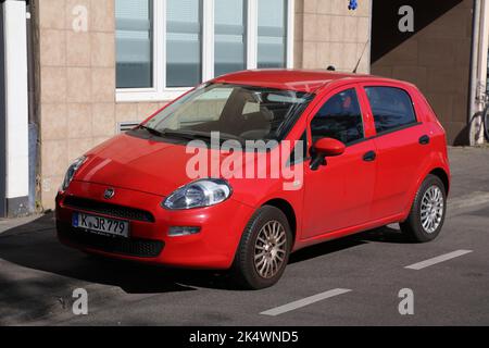 COLONIA, GERMANIA - 22 SETTEMBRE 2020: Fiat Grande punto hatchback city car parcheggiata in Germania. In Germania sono state registrate 45,8 milioni di auto (come Foto Stock