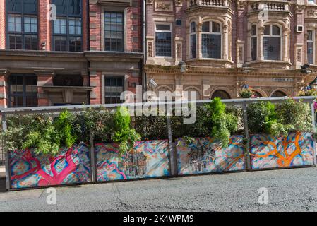 Area salotto all'aperto all'esterno dell'Old Royal Pub in Church Street, nel centro di Birmingham, Regno Unito Foto Stock