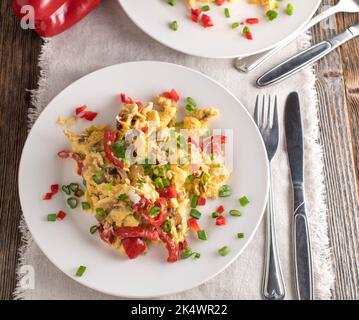 Uova strapazzate con verdure su un piatto Foto Stock